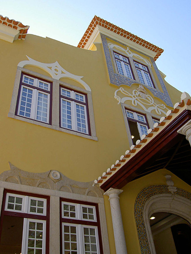 家の近くにある古い建物を改装したお店。建物内にある各部屋が骨董店とかお茶屋さんになっている。