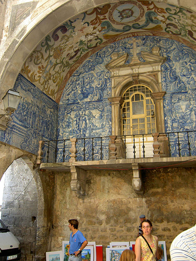 アズレージョで飾られた街の入り口。