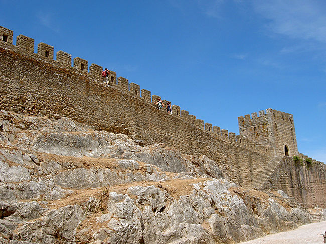 城壁を歩く人たち