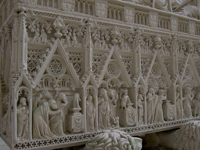 こちらはペドロの棺。どちらも細かい彫刻が施されている。