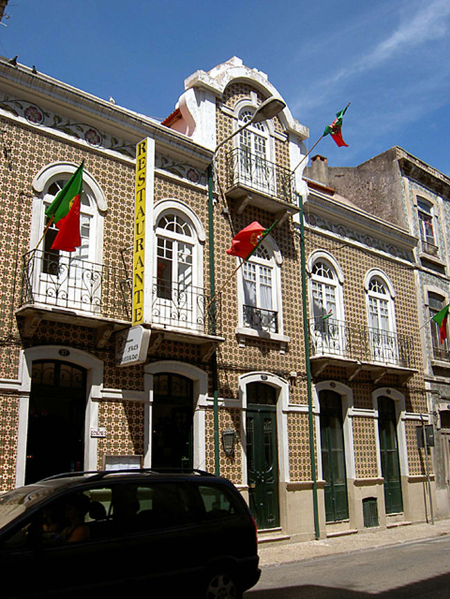 修道院のそばのレストラン。やっぱりアズレージョと国旗は不可欠なのか？