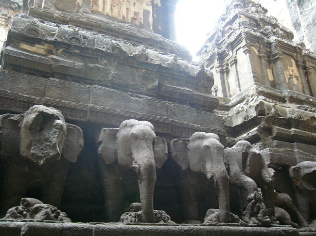 世界遺産であるエローラ石窟寺院で最も大きい１６番石窟「カーラーサナータ」です。