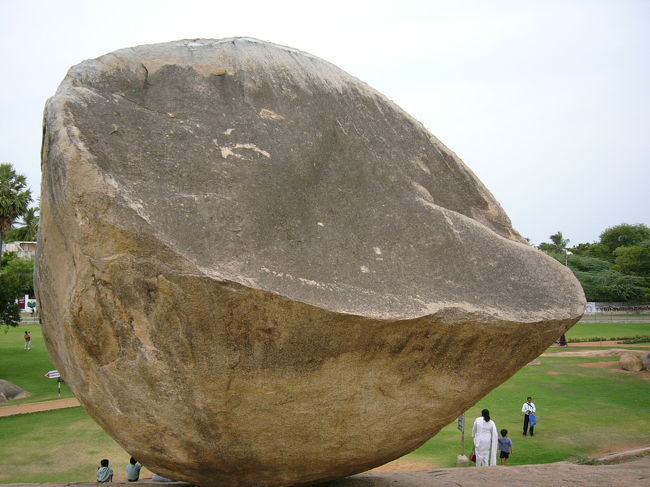 マハーバリプラムにある「クリシュナのバターボール」です。