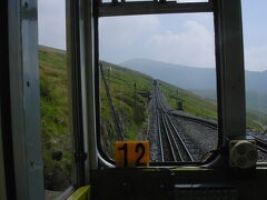 再びバスに乗ってスランベリスへと戻る。
そしてスノードン山岳鉄道(Snowdon Mountain Railway)に乗る。
観光シーズンということもあってか満員御礼ですね。
