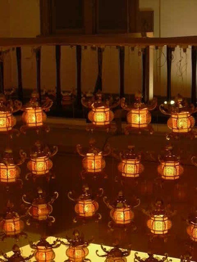 山鹿灯籠民芸館<br />住所：山鹿市大字山鹿１６０６-２ <br />営：午前９時から午後６時<br />入場料：一般（高校生以上）２１０円<br />（２０人以上１６０円） <br />小・中学生１００円<br />（２０人以上８０円 ）<br /><br />熊本県の有名なお祭り”灯籠まつり”で女性が頭上に乗せいてるものです。<br />これ、全部、和紙で作られてるんだって（＾−＾）<br />奥には灯籠の実演コーナーがあって、おもしろかった♪そこで実際に作っている<br />おばちゃんと地元オススメスポットとかぺちゃぺちゃ話が出来て、よかったよ！人の温かみを感じましたぁー（＞▽＜）ｖ