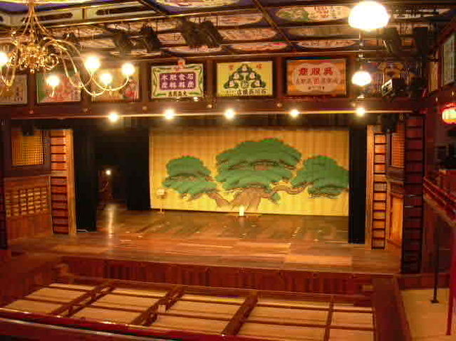 ２階から見ると、こんな感じです。木の枠で囲まれた畳のトコに昔の人は座ってたんだって☆<br />いやぁ〜、今日はいろんな話を聞いて勉強になりました。