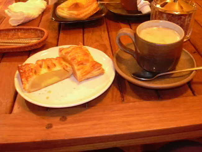 住所：熊本県山鹿市山鹿1465<br />営：7:00〜翌 01:00（土曜24時間営業）<br /><br /><br />カフェオレとアップルパイ（＞▽＜）/<br />サクッとした生地にあまーいクリームとりんごが少し食感があってグぅー。<br />他にもチーズクリームパイもあってうまかったよ！<br />店員さんが大学生さんってとこもおもしろいかも（＾▽＾）