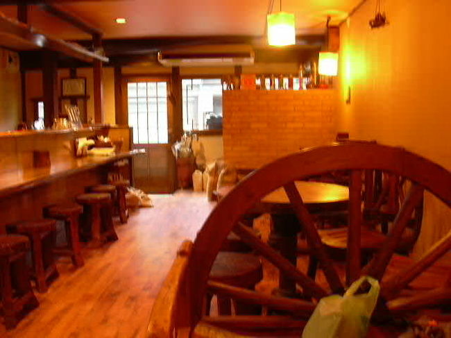 店内にて撮影♪インテリアは全て丸太、木でできています。<br />灰皿まで丸太で作られていたのには笑っちゃいました！