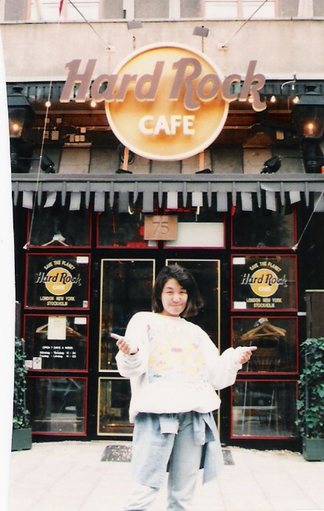 HRCストックホルム前で一枚〜☆ハードロックカフェとプラネットハリウッドのTシャツを集めるのが旅行の楽しみの一つでもあります。夜行列車でストックホルムに着き、迷わずHRCへ直行・・ここでランチを取りもちろんTシャツ、トレーナー等を購入・・・なんで直行するかと言うと以前アメリカのワシントンDCからHRCのTシャツ欲しさに大晦日に往復８時間かけてアトランテックシティーに行ったのに、カジノで少し遊んでから行ったらお店は貸切パーティーでクローズ・・・あと３０分早ければ買えたという悔しい思いをしてるのでまずはHRCに行かないと心配でしょうがない〜☆