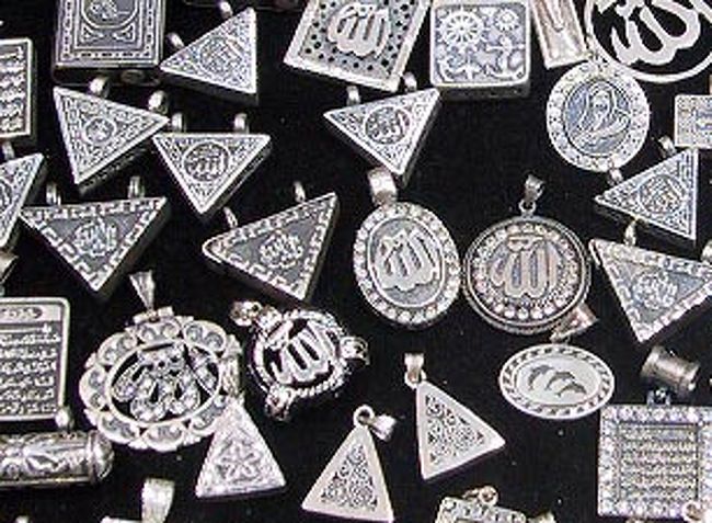 イスティクラル通りを歩いているとある<br />魚市場「Balik Carsisi」を入ってすぐの<br />アクセサリー屋さん。<br />数多くの銀のアクセサリーがあります、量り売りです。<br />アラブ語の素敵なものが数多くあります。