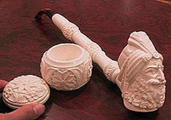 トルコの名産、海泡石（メアシャム）製品、<br />これはパイプと小物入れ。<br />時間が経つとあめ色に変色してきます。<br />値段もサイズもさまざま。