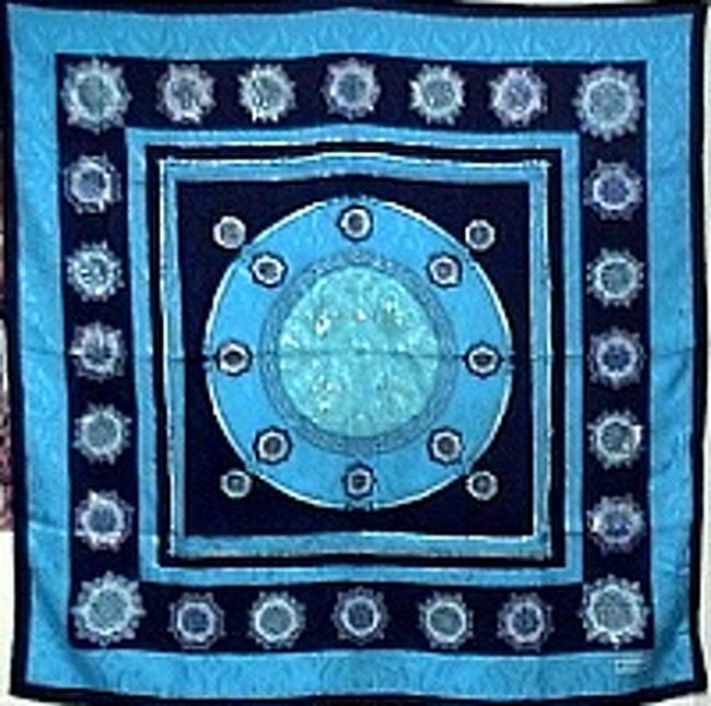 トルコの高級ブランドvakko（ワッコ）のスカーフ。<br />このスカーフはトプカプ宮殿に実際にあるものを<br />モチーフにして作られたものだそうです。<br />ワッコのスカーフは１枚１万円しません。<br />町で購入する場合免税手続きをお忘れなく！<br />空港の免税店のほうが観光客向けの柄が多いです。