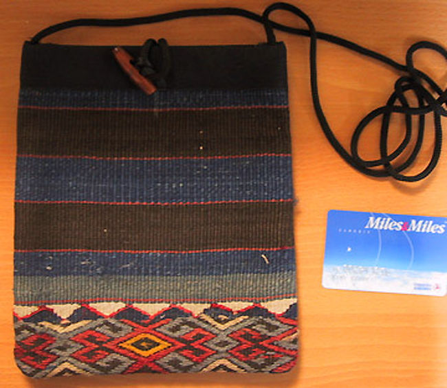 キリムでできたポシェット。<br />１５００円くらい。