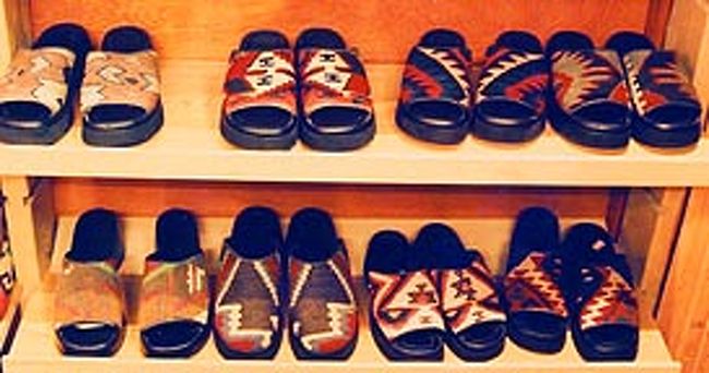 キリムで作られたサンダル。<br />結構高いのです、１足６０００円〜。<br />値段交渉してくださいね。