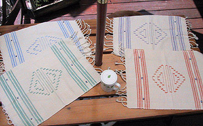 ナザールボンヂュのビーズがついた<br />ランチョンマット。<br />パムッカレ地方のものです。