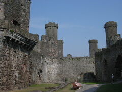 さてこの町の目玉、コンウィ城(Conwy Castle)へ。
ここでもカナーヴォンに引き続き上下運動を強いられる。
ま、学生料金（国際学生証を使用）で入れたのがよかった。
