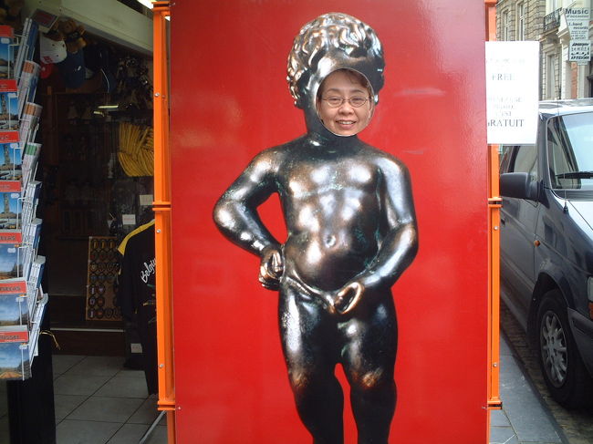 私は三箇所とも訪れたが、そういわれて見るとそうかなとも思う。そのなかでは、ブリュッセルの小便小僧が、掛け値なしのナンバー（ワースト？）ワンだと思う。ビクトル・ユーゴが「世界で最も美しい広場」と称えたグランプラスを、ちょいと入った横丁の角に、小僧さんはチンマリと鎮座しておいでだった。