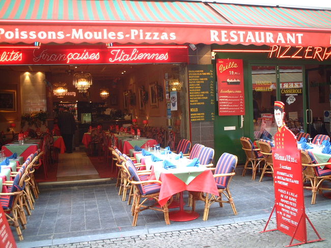 まるで願掛け地蔵のように、何着もの着替えを用意してもらい、日なが小便を垂れ流している姿は、何年か先のわが身を見るようで、おもわず顔を背けたくなった。<br />その脇の道路端には、いまどき田舎の遊園地にもない様な、顔を差し入れて写真を撮る「あなたも小便小僧」パネルが設置されており、なんともハヤである。白雪姫とかピーターパンの顔出しパネルなら、まだ可愛いのに。<br />