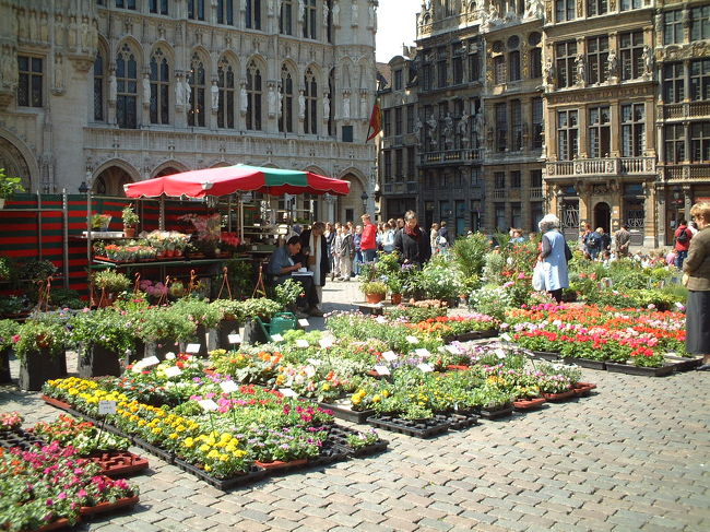 グランプラス広場の中央部では花市が開かれ、赤、黄、青、白、ピンクなど、色とりどりの草花が研を競っている。広場の脇を入った横丁には、オープンテラスのレストランが、ムール貝やえび、ホワイトアスパラガスなどの名物料理で客を惹きつけている。さすが、ヨーロッパの要、ブリュッセルのセンターコートである。でも小便小僧は似合わない。
