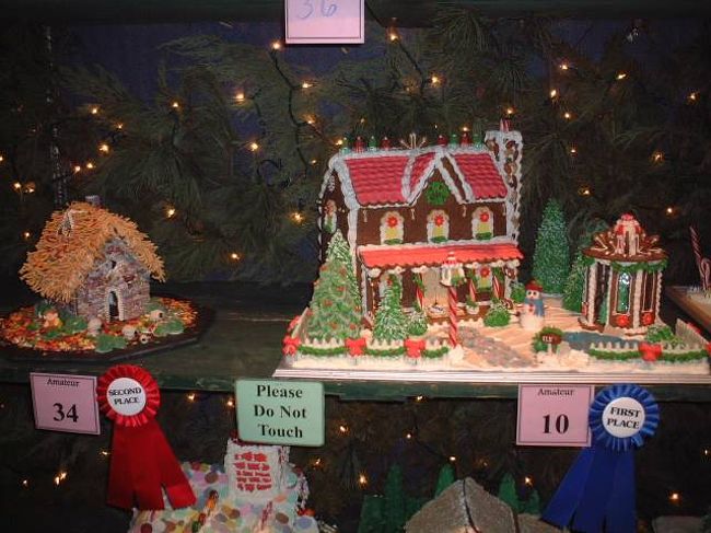 ジンジャーブレッドのお家です！手前のがコンテストで１位で、左側のが２位に輝いた作品です。どれもこれも凝っていてスゴイ！！