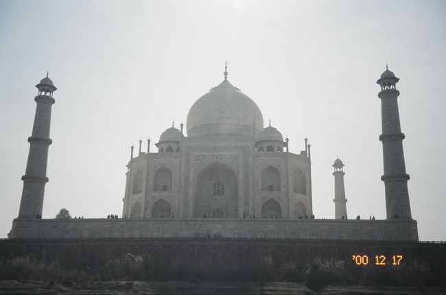 川向こうの裏から見たタージマハ―ル。