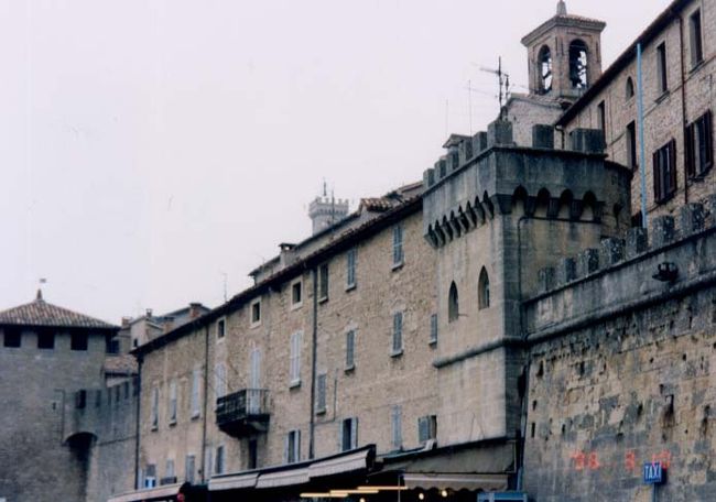 世界で５番目に小さいサン・マリノ共和国へは<br />ふもとの町、イタリアのリミニの駅前からバスで。<br />