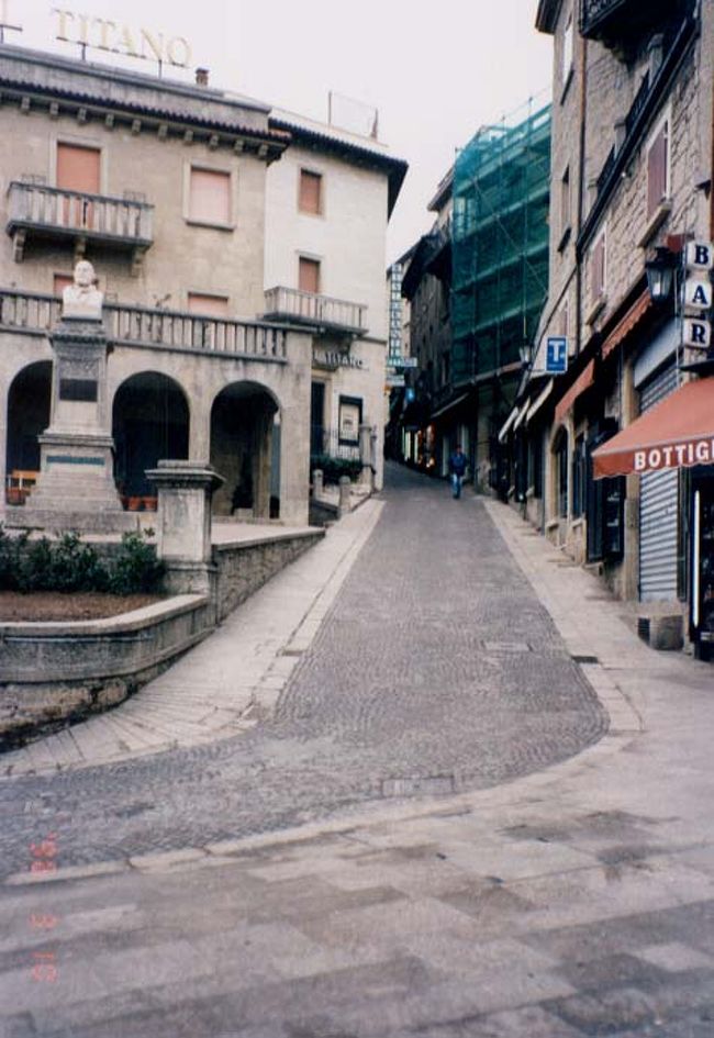 サン・マリノの街並み・３<br />ホテル・ティターノをはさんで坂道が交差しています。<br />山頂にあるので坂の多い町です。