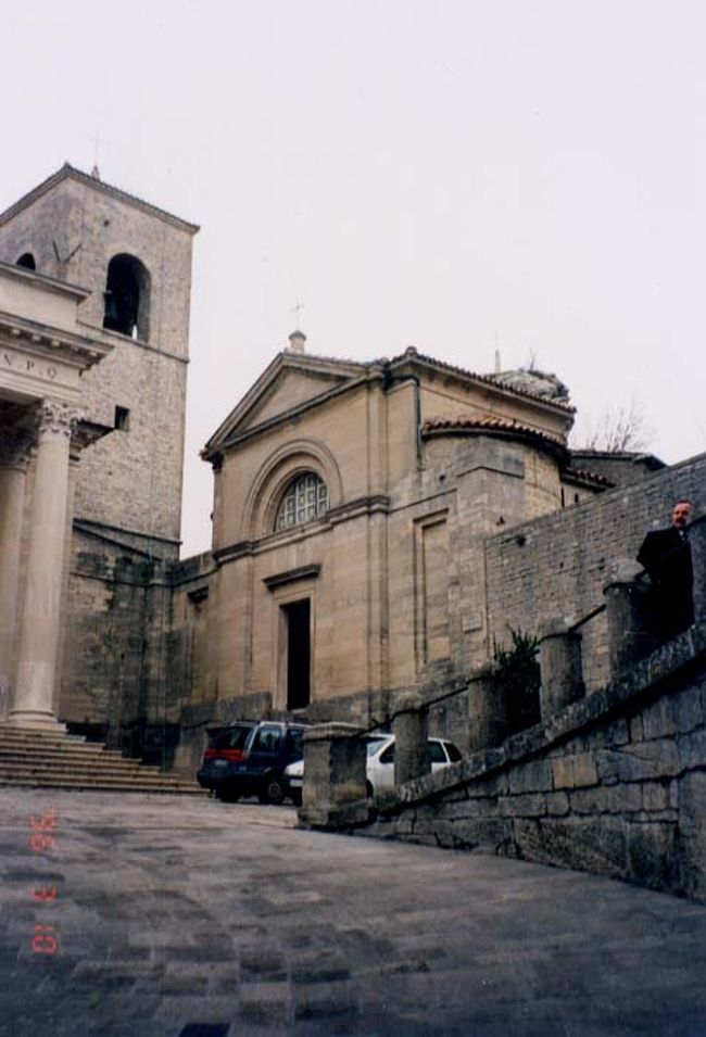 聖堂も坂道の途中にあります。