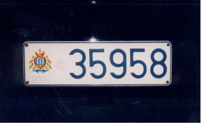 サン・マリノの自動車のナンバープレート。