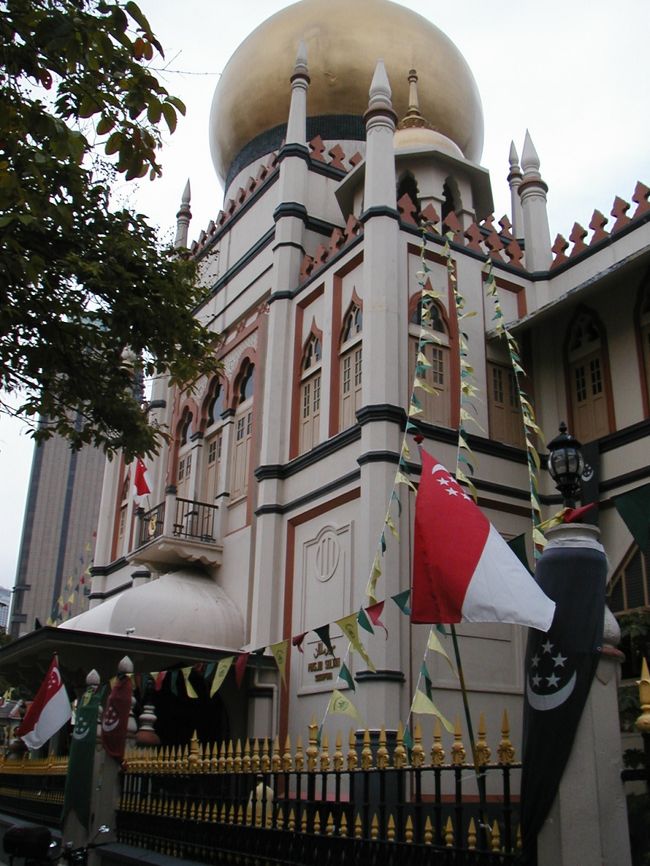 おなじみ、アラブストリート内にある「サルタン・モスク」です。<br />いかにも観光地って感じがしました。でも綺麗でしたよ。中入っても見学するところは、ほとんどありませんでしたけど･･･。