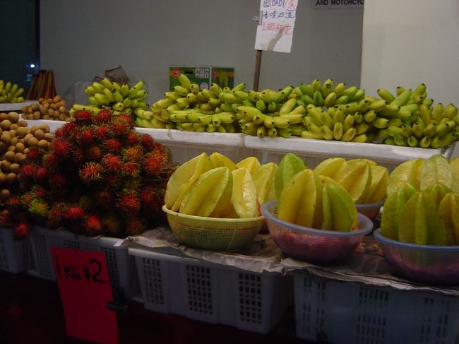 町では変わった果物がいっぱい売ってました。<br />私たちは買って帰ってホテルでがっつきましたよ。<br />マンゴーは熟してて本当においしかった!!ドラゴンフルーツもなかなか。あっ、ちなみにドリアンはホテル持込禁止らしいです。まぁ臭くて買って変える人もいないだろうけど･･･。<br />