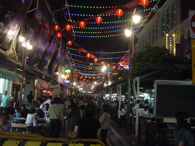 チャイナタウン内のホーカーズ。<br />ここで地元民が食べるようなものを味わってみるのも楽しいです。シンガポール人はほとんど家で料理はしなく、外食するって聞きました。本当なのかな？まぁ、安いしおいしいし、作るよりもいいのかも。