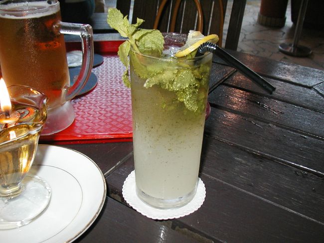 ナイトサファリのエントランス内にあるレストランで頼んだドリンク。サファリなんとか（忘れました）っていって、見た目はサファリっぽい!!味は･･･飲んでみてください。<br />ちなみにこの日、日本からテレビのロケできていたキングコングに会いました。こんな偶然って!!