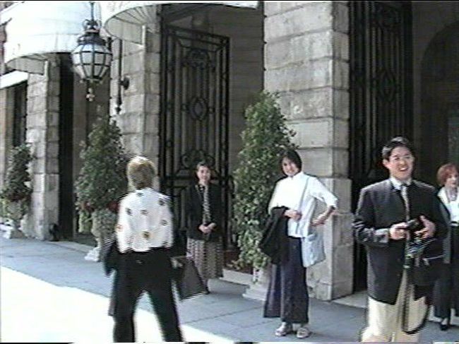 運ばれてきたレモンティーを味わっていると、なんと小鳥の鳴き声が聞こえてきたのである。さすが五つ星ホテル、しゃれたサービスをするもんだと「小鳥の声がするけれどテープだろうね」というと、「聞こえますね。そうかも知れませんね、こんな街中に小鳥がいるはずがないから」と博学のＴ氏も同意してくれた。