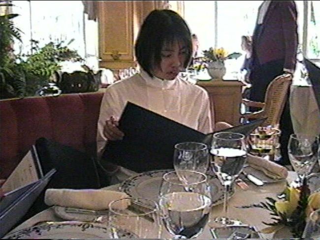 席に座って今度はメニュー選びです。料理にワイン、デザートにチーズ。そして支払いにチップ。その手順は別の機会に。<br />なに、入ってしまえばこちらのもの。鷹揚にかまえて行きましょう。