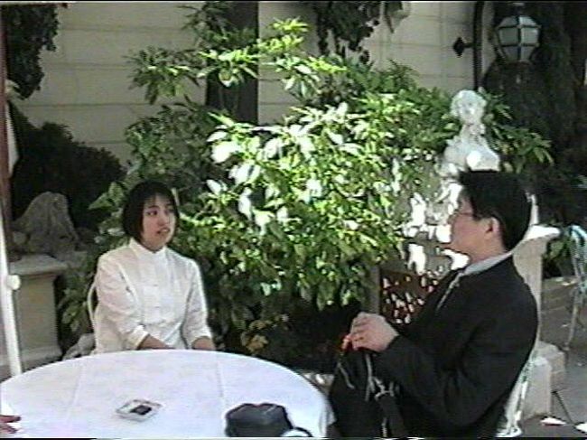 一応名のあるお店を利用する場合、予約が必須です。これは洋の東西を問わず、祇園の御茶屋から三ツ星レストランまでおなじです。予約なしで席につけるのはラスベガスのブラックジャックのテーブルぐらいです。本来は、出発前日本で予約しておくのがベストです。ツアーなら旅行社から、個人旅行ならフランス語の堪能な友人知人に頼むのが良いでしょう。最近はインターネットやファックス予約もありますが、イマイチ聞いた聞かないと揉めたとき、強く押せないケースがあるようです。もちろん、日時と人数だけでメニューは当日でかまいません