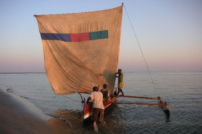 ベタニア漁村へカヌーで渡る。日の出前、漁村に向かうカヌーはなく、貸切で5000FMG、帰りは村民で満載のカヌー一人1000FMG。漁船は帆をかけ、日の出とともに次々と海へ向け出発。