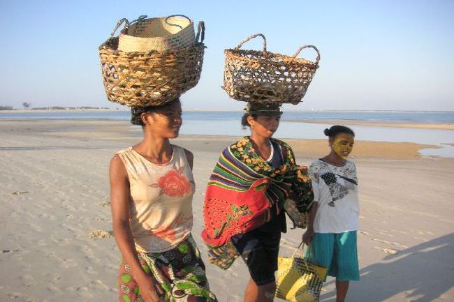 頭に籠を載せたまま走っていた。