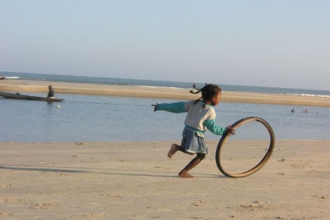 浜で遊ぶ子供ら。この辺りは河口といえ、塩分もほとんど水に含まれていないためか、洗濯している人もいた。