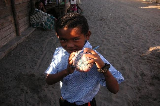 ビニール袋を紐で縛って作ったボール