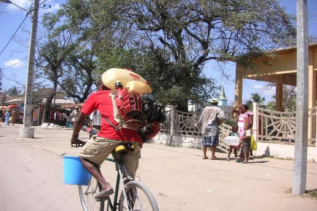 自転車ガソリンスタンド？　発見したときは、そんな必要があるのかと笑っていたが、翌日自分の乗ったタクシーでガス欠を体験。タナ市内から空港まで利用したタクシー（窓は閉まらず、スピードメーター・ガスメーターとも故障）が急に道中で停止、運転手はハンドルを操作しながらも、道路橋まで車を押し歩き、ペットボトルに入れてあったガソリンスタンドまでは十分たどり着ける分量のガソリンを補充。何事もなかったように走行を続行した。ガス欠になった車は急に止まって動けなくなることを始めて知った。