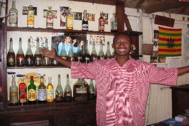 グアバ・バニラ・バオバブなどいろいろな種類の自家製ラム酒をおいている。