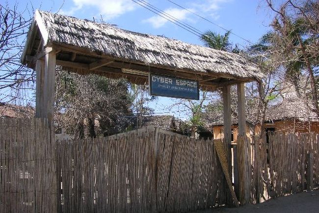 一応存在したサイバーカフェ。2度とも客は私のみ。営業時間は一応表示してあったが実は店員しだいのようで、結構待たされた。