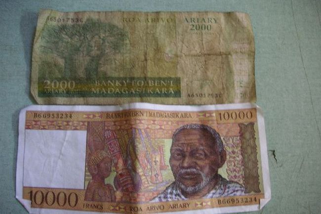 この二枚の札は同じ価値。１Ariari＝5FMG(マダガスカルフラン）。インフレでゼロがやたら多いこともあいまって非常に混乱させられる。