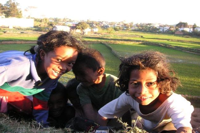 Ivato空港を一歩でたら広がる田園風景。マダガスカルの一人当たりの米の消費量は世界一。