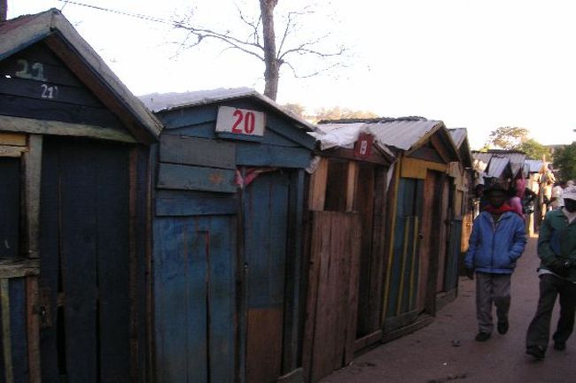 湖畔に一席しかない床屋が並ぶ