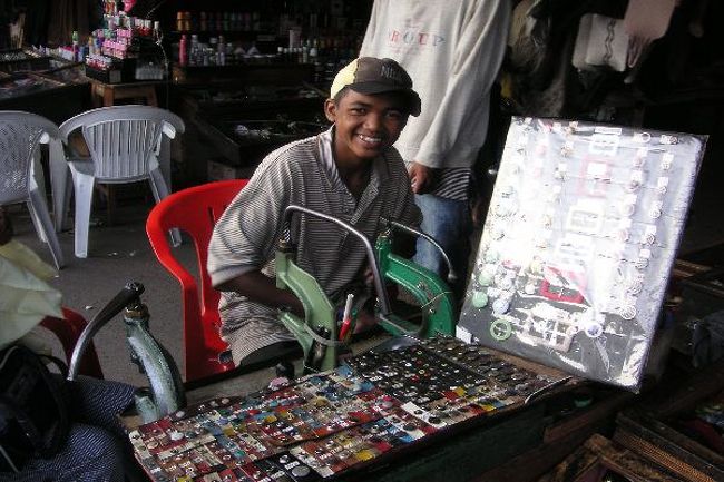 ボタン屋：その場でお気に入りのボタンをつけてくれる。他の国では専業の職業としてはあまり見ないものであり、安定した需要があることが不思議。