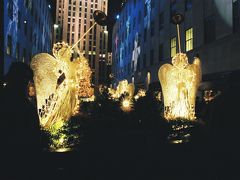 【クリスマスツリーを観に】

クリスマスシーズンだったため、有名なクリスマスツリーを見るためにロックフェラー センター（Rockefeller Center）に来ました。
天使のオブジェがきれいで、ビルはクリスマスをイメージしたライトアップしていました。

Rockefeller Center, New York City, New York
