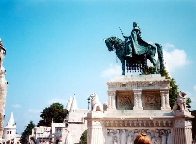 初代国王　イシュトヴァーンの彫像