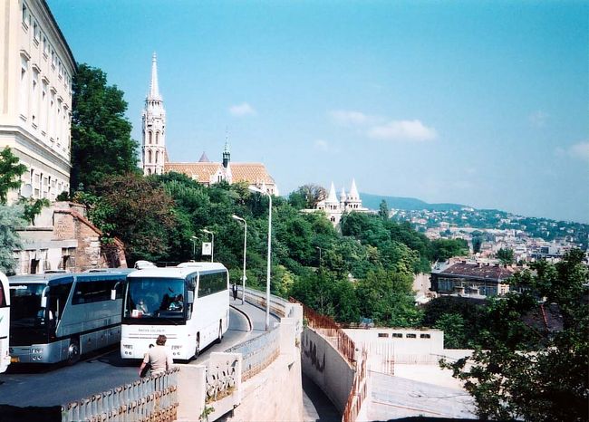 王宮・観光バスの列・漁夫の砦